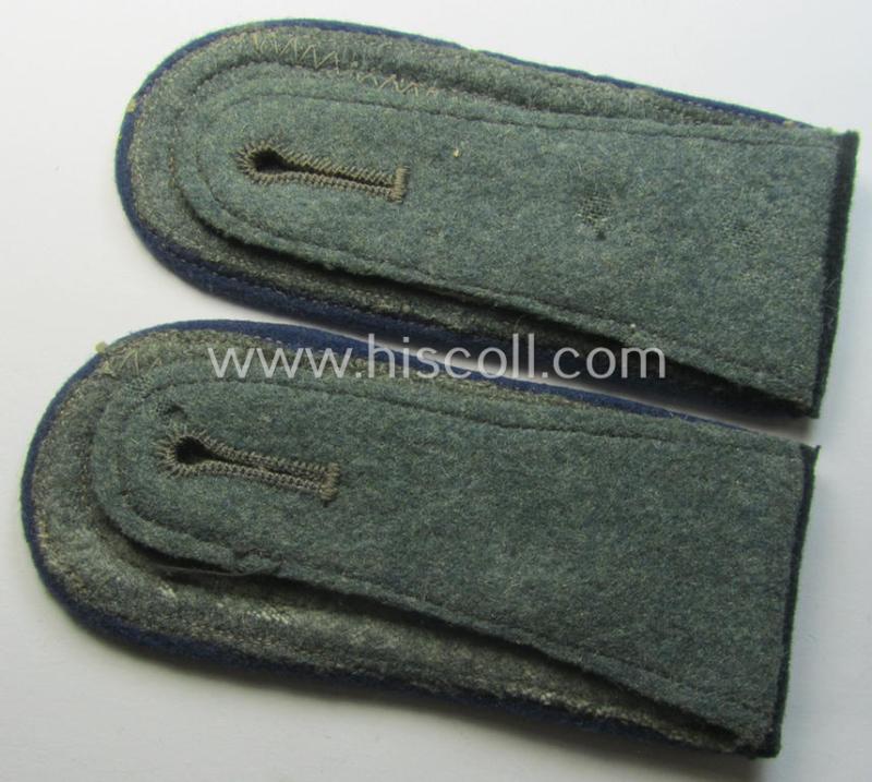 Pair of WH (Heeres) so-called: 'M36 o. M40'-pattern, NCO-type shoulderstraps: 'Feldwebel einer Sanitäts-Abtlgs.'
