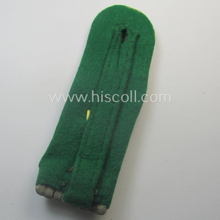 Attractive - albeit regrettably single! - WH (Heeres) 'cyphered' officers'-type shoulderboard as piped in the darker-green- (ie. 'grüner'-) coloured branchcolour as was intended for an: 'Oberleutnant des Gebirgsjäger-Rgts. 98'