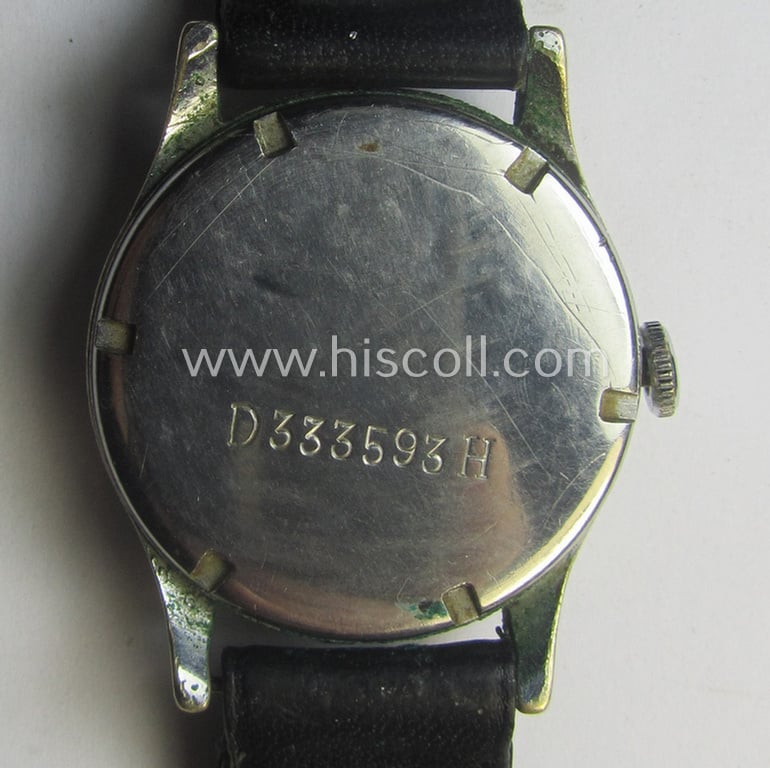 WH (Heeres, Luftwaffe etc.) WWII-period wrist-watch (or: 'Dienstuhr') of the make: 'Silvana' having a black-coloured dial-plate and neatly engraved number on its back that reads: 'D333593H'