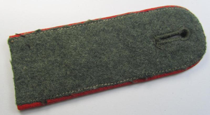 Single - and actually not that often seen! - WH (Heeres) EM-type (ie. 'M36-/M40'-pattern- and/or: 'rounded styled-') neatly 'cyphered' shoulderstrap as was intended for usage by a: 'Soldat des Artillerie-Regiments 18'