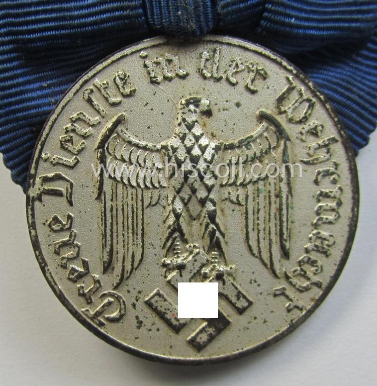 Bright silver-toned WH (Luftwaffe) so-called: 'Einzelspange' showing a: 'WH-Dienstauszeichnung 4. Stufe' (as was intended for 4 years of loyal-service) and that shows a detailed, Luftwaffe-type-eagle-device, period-attached