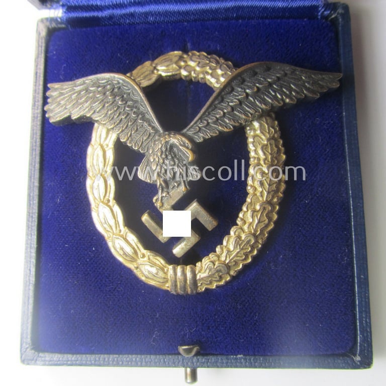 WH (Luftwaffe) war-badge (ie. 'LW-Flugzeugführer-Abzeichen' or: pilots'-war-badge) by the 'Berg & Nolte'-company that came stored in its period (and matching!) etui