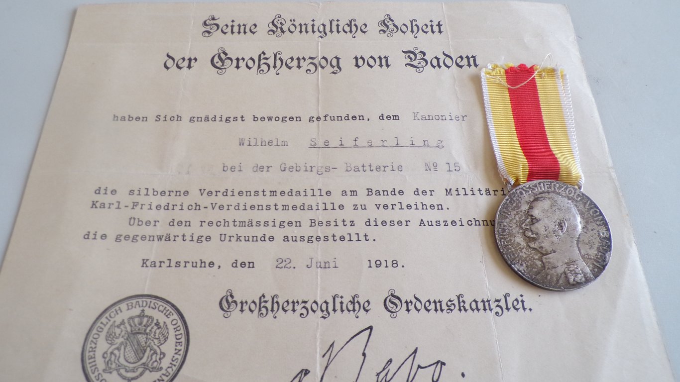 large grouping of a WWI and WWII veteran 1/2