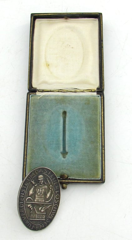 Rare German Silver "Erinnerungzeichen für Verdienste um das Feuerlöschwesen" in case