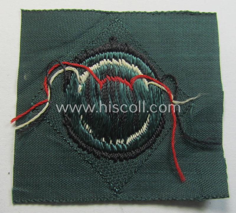 Neat, WH (KM ie. 'Küsten-Marine o. Marine-Artillerie') side-cap-eagle and cocarde-set (being a 'virtually mint- ie. unissued' set as executed in golden-yellow-coloured linnen on a darker-green-coloured background)