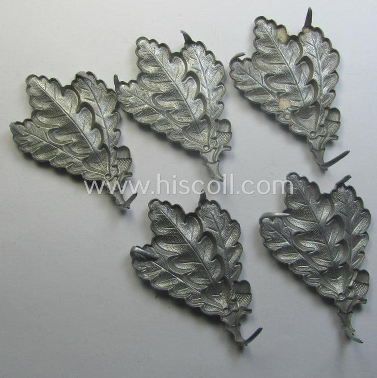 WH (Heeres) silver-coloured so-called: 'M43'-pattern cap-badge (ie. 'Mützenabzeichen') depicting three: 'Eichenlaub'-branches as was used by the various 'Jäger'-related, divisional staff-members