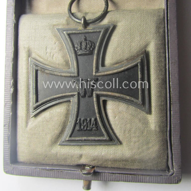 Attractive - and quite unusual! - WWI-period: 'Eisernes Kreuz II. Klasse' (or: iron cross second class) being a non-maker-marked example that comes stored in its luxuriously-styled, blue-coloured etui as issued and/or found