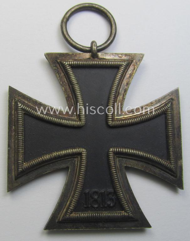 'Eisernes Kreuz II. Klasse' being a non-maker-marked example by the maker (ie. 'Hersteller'): 'Katz & Deyhle' that comes stored in its period (albeit incomplete), 'Zellstoff'-based pouch