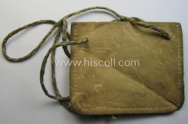 Natural-coloured- and/or genuine leather-based etui (ie. 'Tragetasche') as was intended to store an ID-disc (ie. 'Tragetasche für Erkennungsmarke') and that comes in a just minimally used- ie. worn, condition