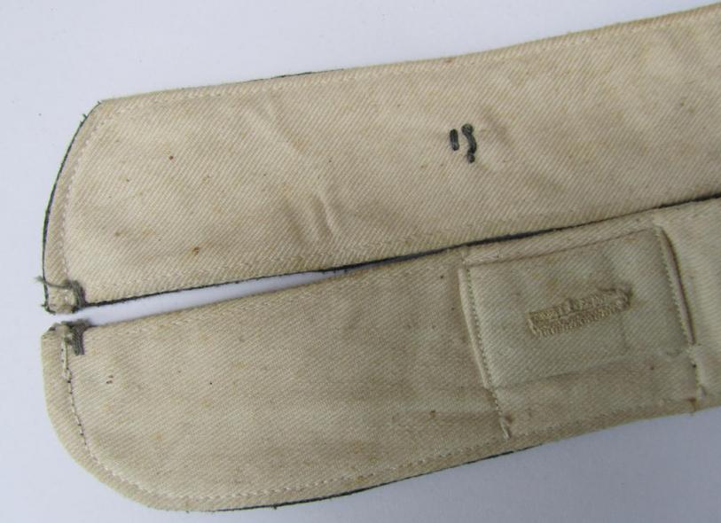 Neat, WH (Heeres, Waffen-SS etc.) greenish-coloured- and 'standard-issue'-pattern so-called: 'Kragenbinde' (or: uniform inner-collar), being a regular-issued and/or non-maker-marked example that comes in an overall nice- albeit worn- condition