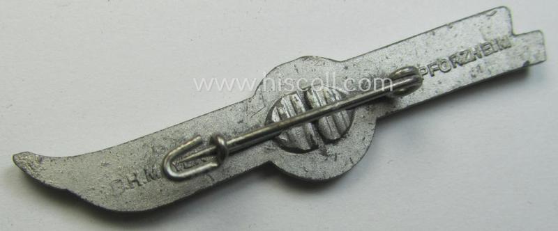 Silver-toned - and/or typical zinc-based - DAF- (ie. 'Deutsches Arbeitsfront'-) related day-badge depicting a pair of ski’s and a so-called: 'DAF-Zahnrad' and text: 'Wintersporttag der Betriebe 1941'