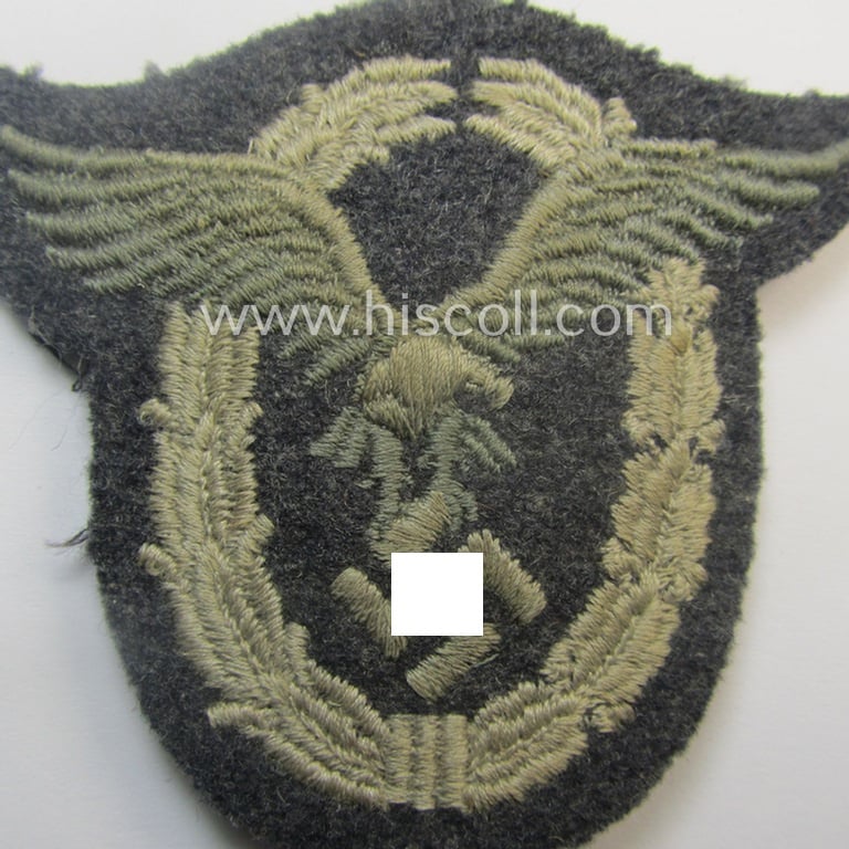 Moderately used, WH (Luftwaffe) 'Flugzeugführerabzeichen in Stoff' or: pilots'-badge) that is nicely machine-embroidered and being of the so-called: 'padded version'