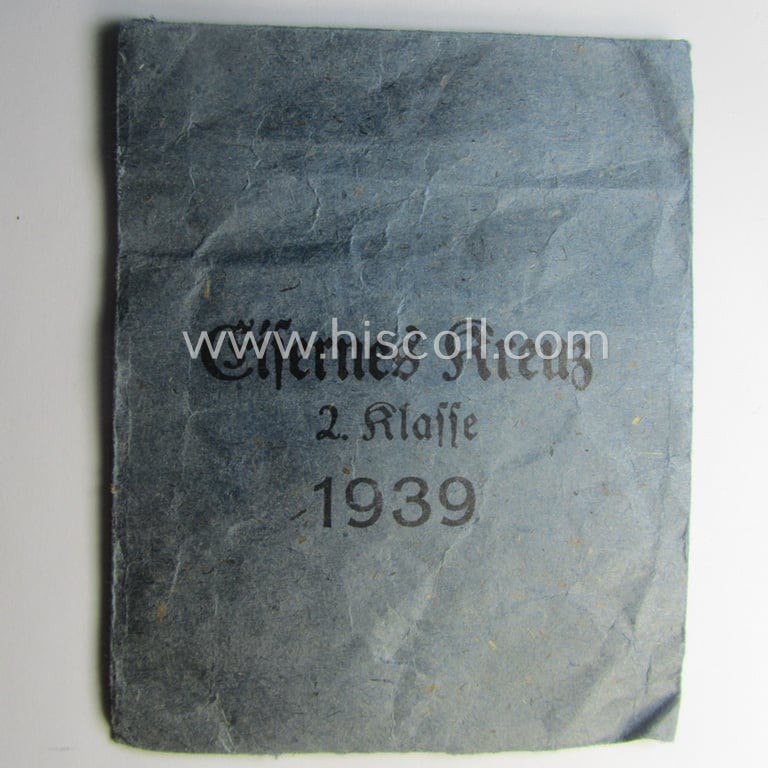 Superb - and very rarely found! - 'Eisernes Kreuz 2. Kl.' (ie. Iron Cross 2nd Class) being a maker- (ie. '75'-) marked example that comes stored in its period 'Zellstoff'-based pouch by the: 'Julius Maurer'-company