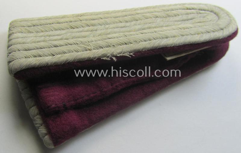Superb - and fully matching! - pair of WH (Heeres) officers'-type shoulderboards as piped in the darker-purple-red- (ie. 'bordeaux-roter'-) coloured branchcolour as was intended for a: 'Leutnant eines Nebelwerfer-Rgts. o. Abts.'