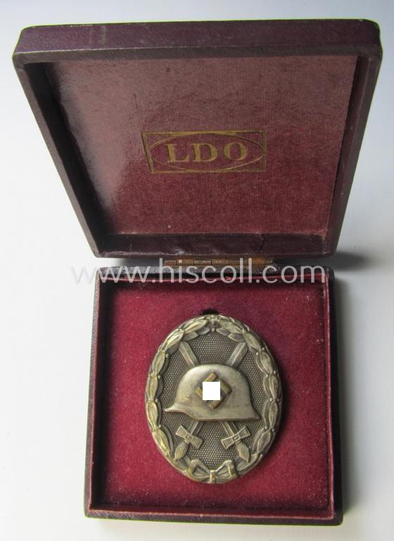 Superb, 'Verwundeten-Abzeichen in Silber' being a non-maker-marked- and typical 'Buntmetall'-based example that comes stored in its maker- (ie. 'L/11' ie. 'Wilh. Deumer'-) marked- & period etui as recently found