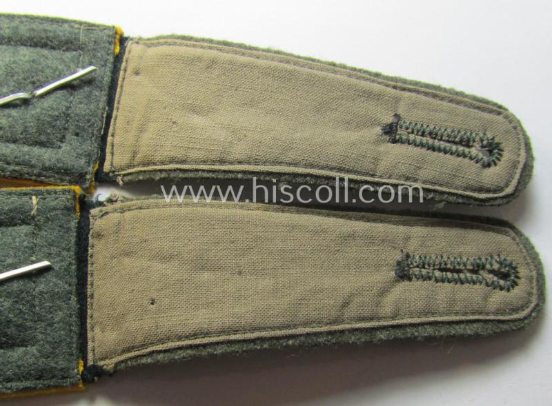 Attractive - and fully matching! - pair of WH (Heeres) NCO-type (ie. 'M40-pattern) shoulderstraps as was intended for usage by a: 'Feldwebel einer Kavallerie- o. Aufklärungs-Abteilungs'