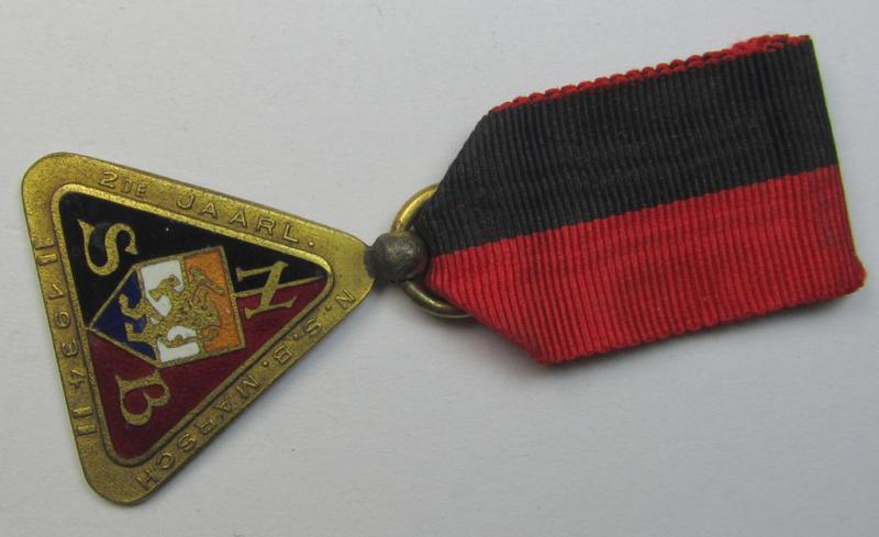 Superb - and rarely encountered! - Dutch NSB-party-related: 'Marschmedaille' being an award in the format of a multi-coloured, enamelled: 'Ledendraagteken' that was issued to commemorate participation in the: '2de Jaarl. N.S.B. Marsch - 1934'
