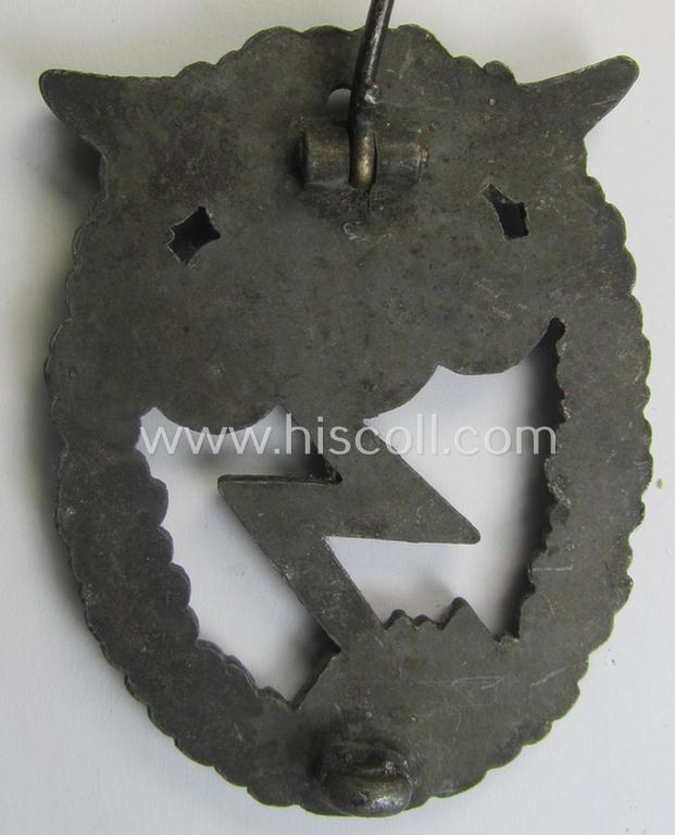 Attractive - and just moderately used! - later-war-period, zinc- (ie. 'Feinzink'-) based version of a WH (Luftwaffe) 'Erdkampfabzeichen' being a (typical) non-maker-marked example by the Austrian-based: 'Arno Wallpach'-company