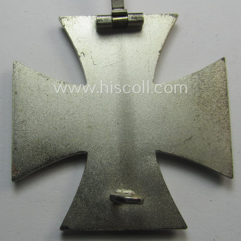 Superb, 'Eisernes Kreuz 1. Klasse' (ie. Iron Cross 1st class) being an (I deem) mid-war-period produced- and '26'-marked (ie. by: 'B.H. Mayer's Kunstprägeanstalt'-produced) example and that comes complete in its specific etui