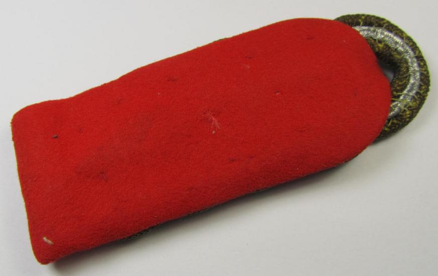 Single, WH (Heeres) general-officers'-type shoulderboard as was intended for a general-officer with the rank of: 'Generalmajor' (and that comes in an overall very nice- ie. moderately used and/or carefully tunic-removed condition)