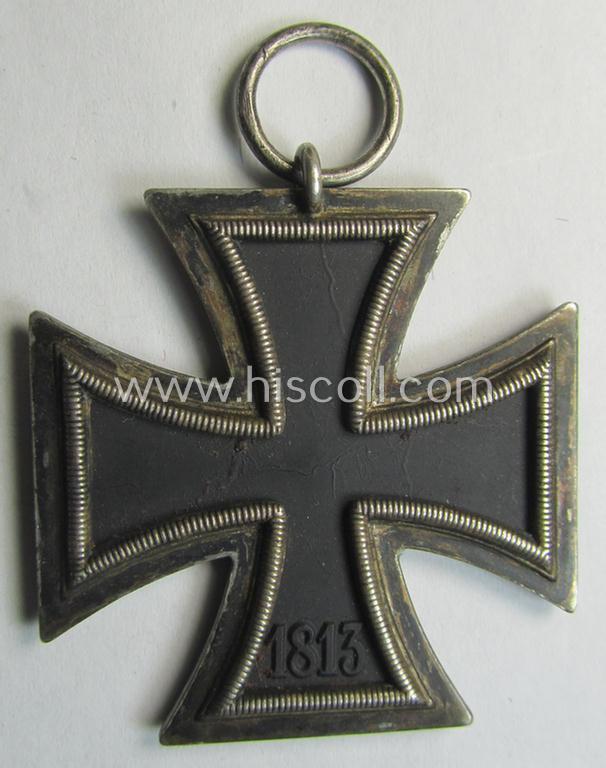 Attractive, 'Eisernes Kreuz II. Klasse' being a non-maker-marked example that comes together with its original- and never-mounted ribbon (ie. 'Bandabschnitt') as was (I deem) produced by the maker (ie. 'Hersteller'): 'AG der Hanauer Plakettenh...