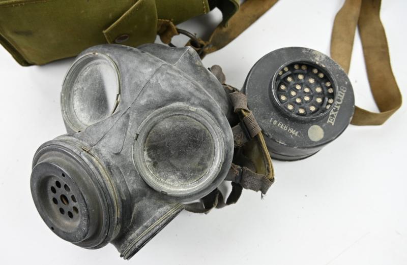 British WW2 Leightweight Gasmask in Carrying Bag