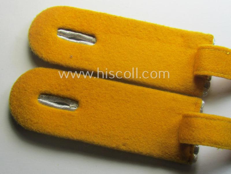 Pair of WH (Luftwaffe) officers'-type shoulderboards as piped in the golden-yellow-coloured brancolour as was intended for usage by a: 'Leutnant der Flieger- o. Fallschirmjäger-Trpn.'