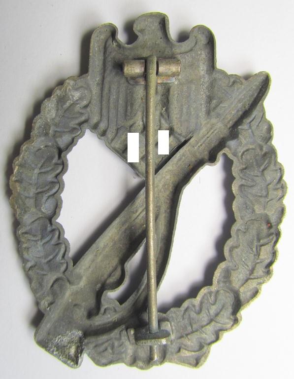 'Hollow-back'-pattern, 'Infanterie-Sturmabzeichen in Silber', being a non-maker-marked example by the: 'Schauerte u. Höhfeld'-company as was executed in greyish-silver-coloured, zinc-based metal (ie.: 'Feinzink')