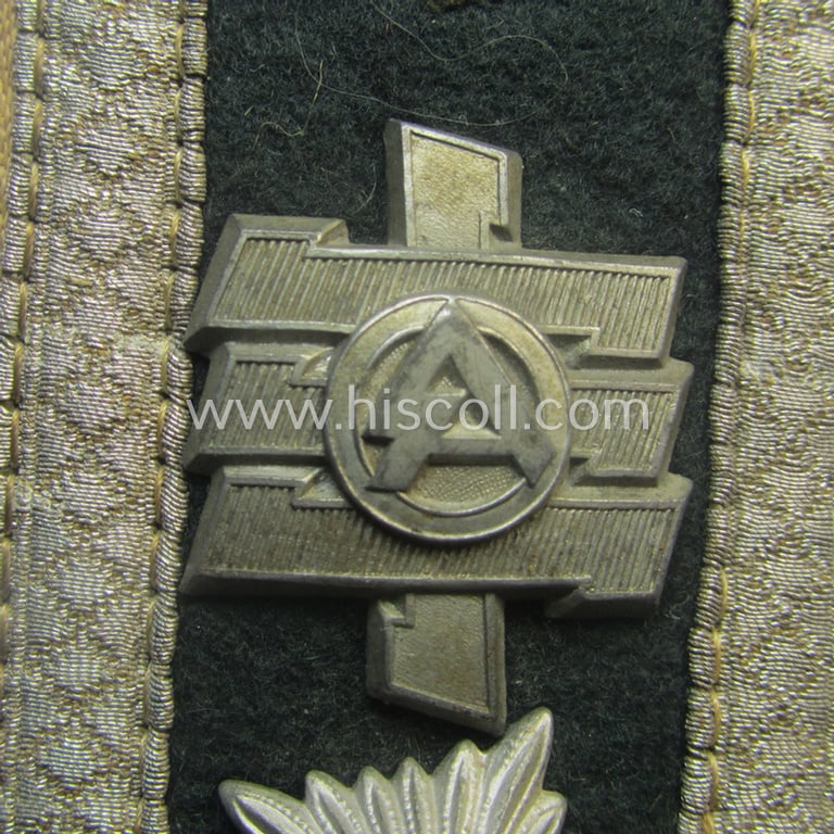 Superb - fully matching and extremely rarely seen! - pair of early- (ie. mid-) war-period, WH (Heeres), 'M40'-pattern 'cyphered' NCO-type shoulderstraps as intended for a: 'Feldwebel u. Mitglied des Grenadier-Rgts. “Feldherrnhalle“