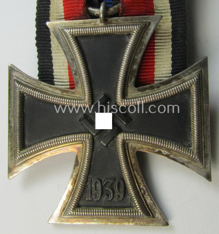 Attractive, Iron Cross 2nd class (or: 'Eisernes Kreuz 2. Klasse') being a nicely preserved example (of the 'standard-design' by a by me unidentified maker ie. 'Hersteller') and that comes period-mounted as a so-called: 'Einzelspange'