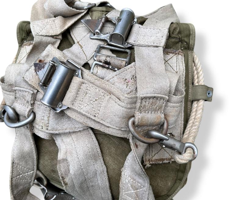 Fallschirmjäger RZ20 Harness and Bag -unpacked-