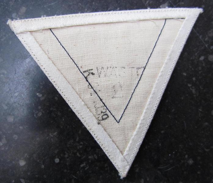 Nice example of a 'standard-type' WH (Kriegsmarine) 'Obermatrose' (or: 'Gefreiter'-) rank-chevron (or: 'Armwinkel') as intended for usage on the various white-coloured navy uniforms - overall very nice (ie. virtually mint-/unissued!) condition!
