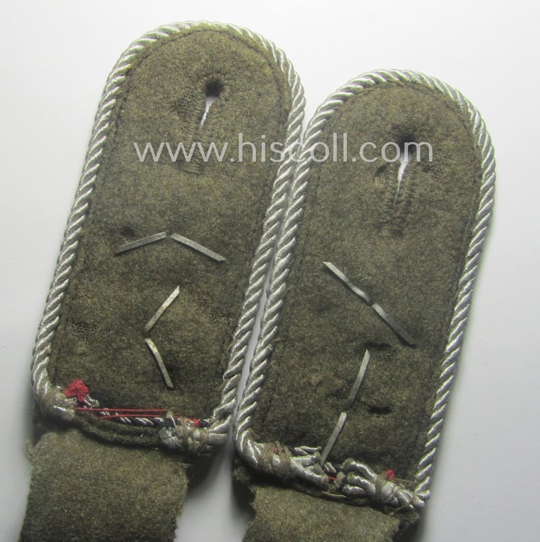 Pair of RAD (ie. 'Reichsarbeitsdienst') NCO-type shoulderstraps (being of the 3rd pattern as used in the period between 1942-45) as was intended for an: 'RAD-Hauptvormann' (comparable with an: 'Oberfeldwebel'-rank)