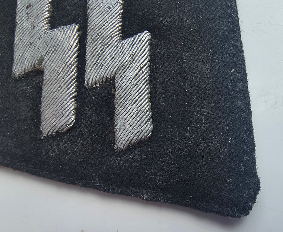 Waffen-SS pattern collar tab ('Kragenspiegel für Unter Führer der Waffen-SS