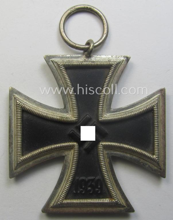 'Eisernes Kreuz II. Klasse' being a maker- (ie. '40'-) marked example that comes together with its non-confectioned ribbon (ie. 'Bandabschnitt') by the maker (ie. 'Hersteller'): 'Berg & Nolte'