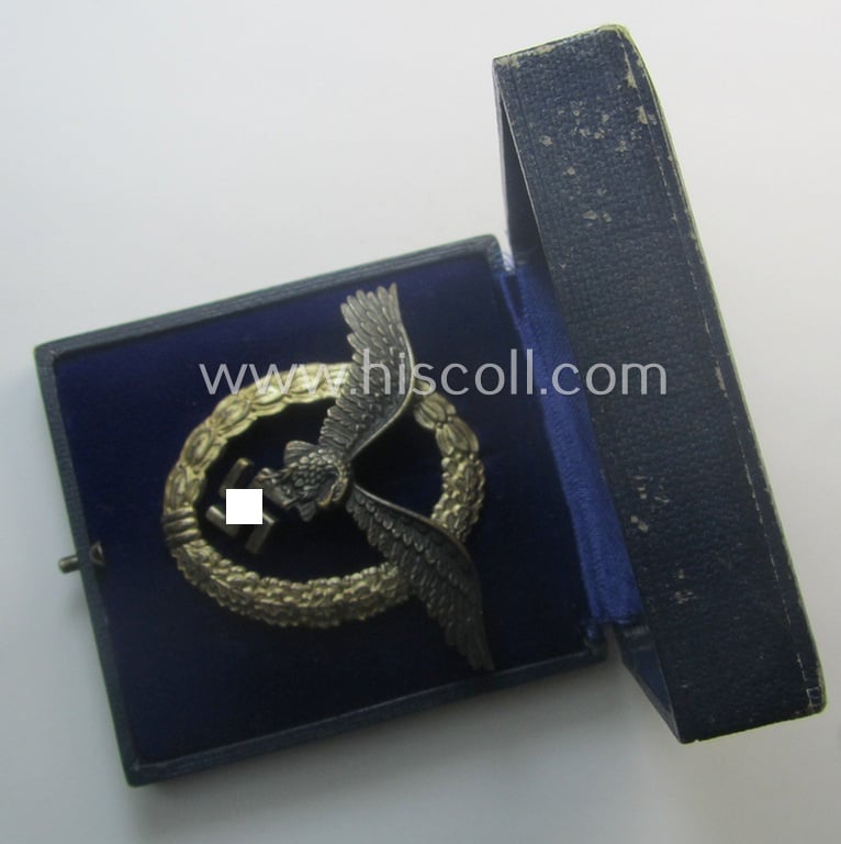 WH (Luftwaffe) war-badge (ie. 'LW-Flugzeugführer-Abzeichen' or: pilots'-war-badge) by the 'Berg & Nolte'-company that came stored in its period (and matching!) etui