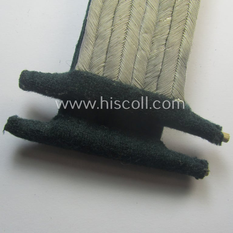 Fully matching WH (Kriegsmarine ie. 'Küstenartillerie') officers'-type shoulderboard-pair (that comes mounted onto its unsually seen: 'Auf der Steg'-mounting): 'Oberleutnant eines Küstenartillerie-Abtgs.'