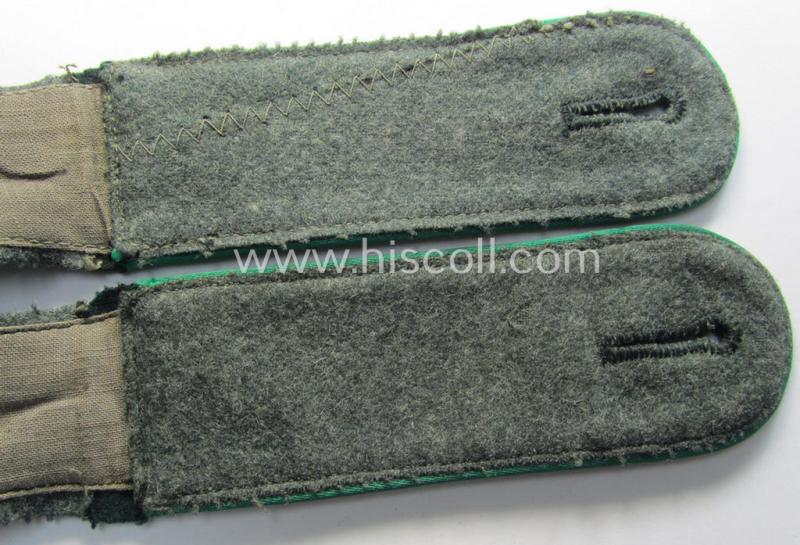 Superb - fully matching and truly very scarcely seen! - pair of WH (Heeres) EM-type (ie. 'M36- o. M40'-pattern) shoulderstraps as was intended for usage by a: 'Soldat eines Gebirgsjäger- o. Jäger-Regiments'