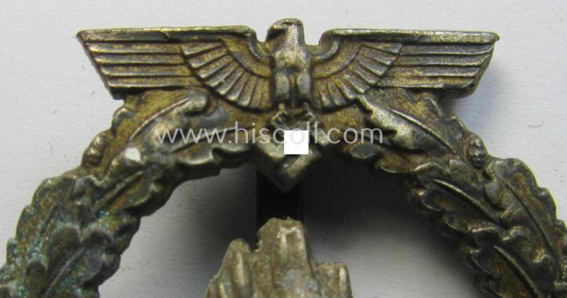 WH (KM) 'Kriegsabzeichen für Minensuch-, U-Boot-Jagd und Sicherungs-Verbände' (being a non-maker-marked, 'Feinzink'-based example)
