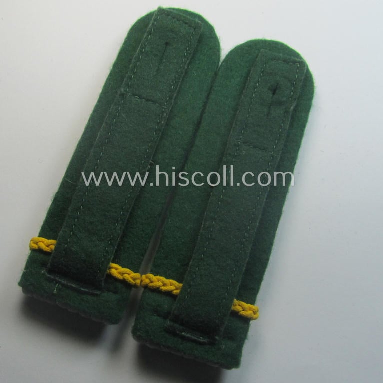 Superb - and fully matching! - pair of WH (KM ie. 'Küsten-Artillerie') 'cyphered' officers'-type shoulderboards (as was specifically intended for uage on the field-grey-coloured tunics) as intended for a: 'Oberleutnant eines Küsten-Art.-Abtlgs.'