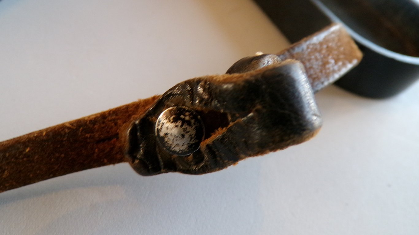 Dienstglas lens cover with sling