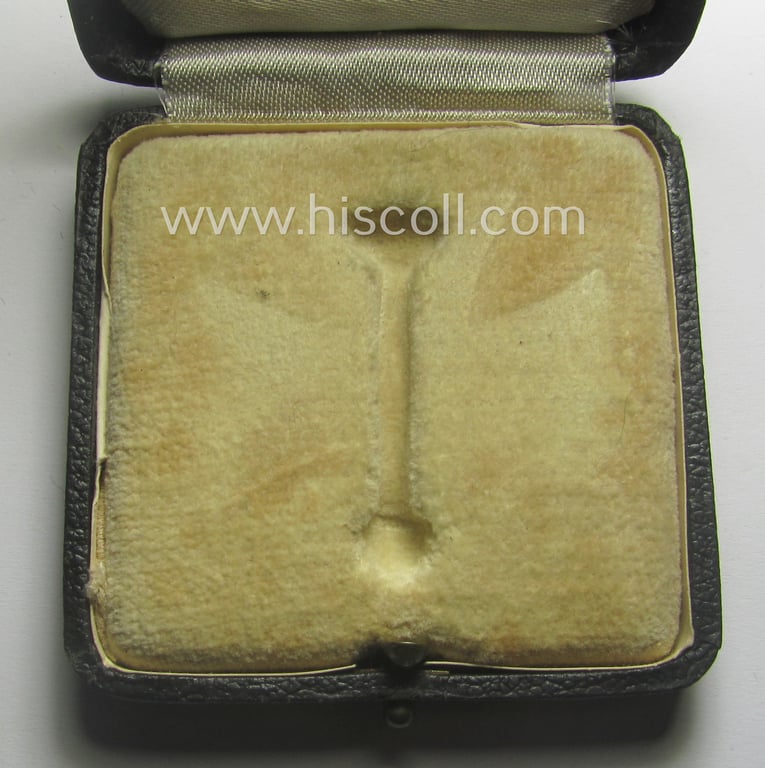 Attractive - albeit empty! - luxuriously-styled etui as was specifically intended to store an: 'Eisernes Kreuz 1. Klasse' (or: Iron Cross 1st class) that comes in an overall nicely preserved condition