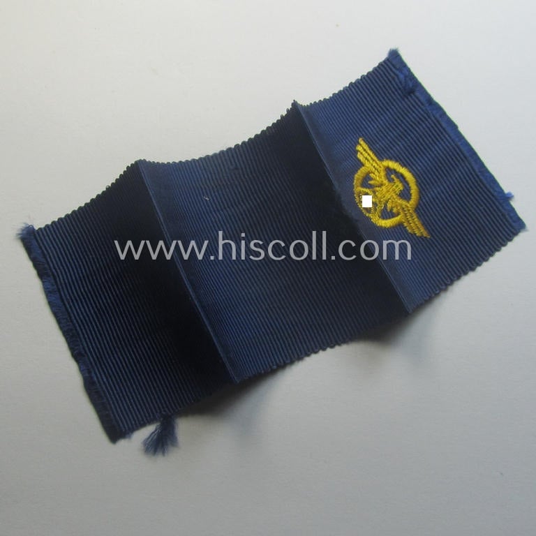 Golden-class 'Pol.-Dienstauszeichnung 1. Stufe' (or: police loyal-service medal first-class) that comes stored in its period, green-coloured (and luxuriously styled!) etui and that comes with its accompanying (shortened) ribbon (ie. 'Bandabschnitt')