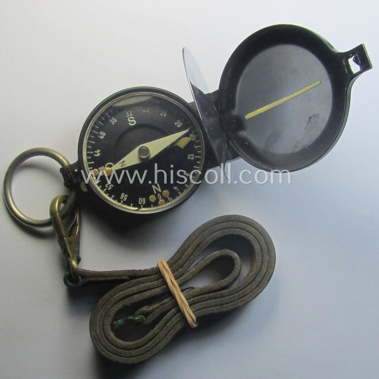 'Standard-issue'-pattern, black-coloured and/or copper-based WH-compass (ie. 'Marschkompass') which is nicely 'Busch- ie. D.R.G.M.'-marked and/or individually numbered: '82211' and that came mounted onto its period 'Fangschnur'