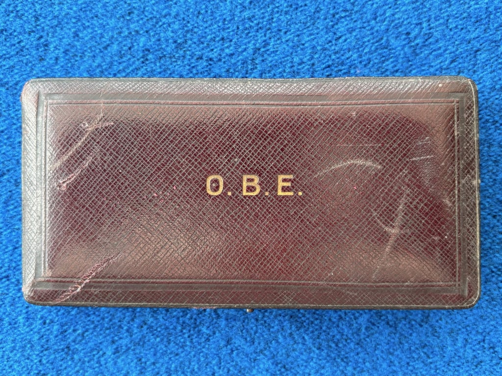 AUTHENTIC BRITISH WWI 1917 CASED OBE STERLING SILVER SET MEDAL WITH MINIATURE.  ADDITONAL PHOTOS
