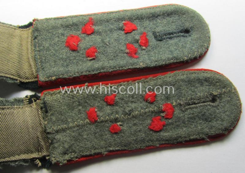 Pair of WH (Heeres) 'M36- o. M40'-) pattern, EM-type shoulderstraps: 'Soldat eines (Schw.)-Art.-Abtgs. o. Rgts.'