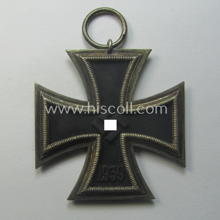 Matching 'EK II. Klasse'-set comprising of a non-maker-marked specimen that comes with its ribbon (ie. 'Bandabschnitt') and 'Zellstoff'-based pouch as was produced by the company: 'L.Chr. Lauer' (ie. 'Hersteller 14')