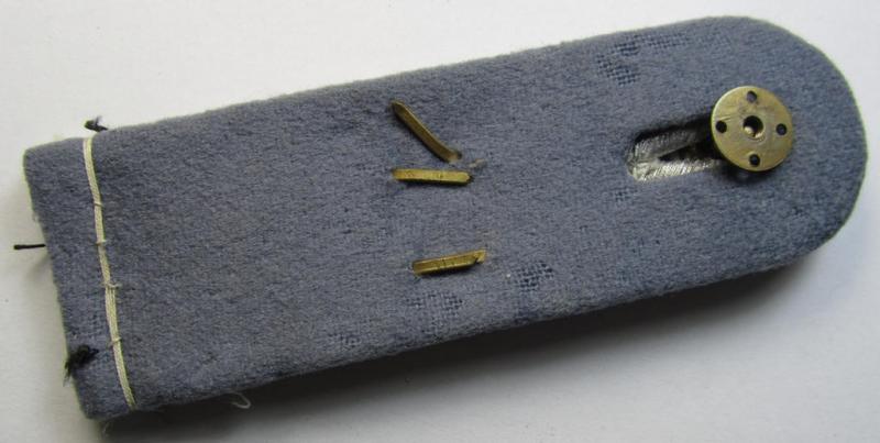 Attractive - albeit regrettably single! - WH (Heeres) neatly 'cyphered', officers'-type shoulderboard  as (dual)piped in the white-coloured branchcolour as was intended for a: 'Leutnant der Reserve des Infanterie-Regiments 37'