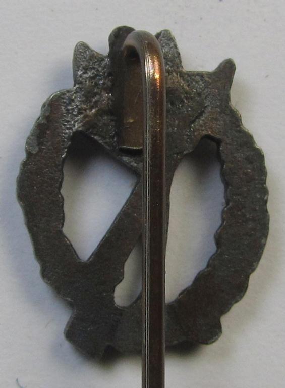 Neat - and only 17 mm. sized! - 'Infanterie-Sturmabzeichen in Silber' (or: silver-class, infantry-assault badge ie. IAB) miniature lapel-pin (being a non-maker-marked example as executed in silver-coloured- and I deem 'Buntmetall'-based metal)