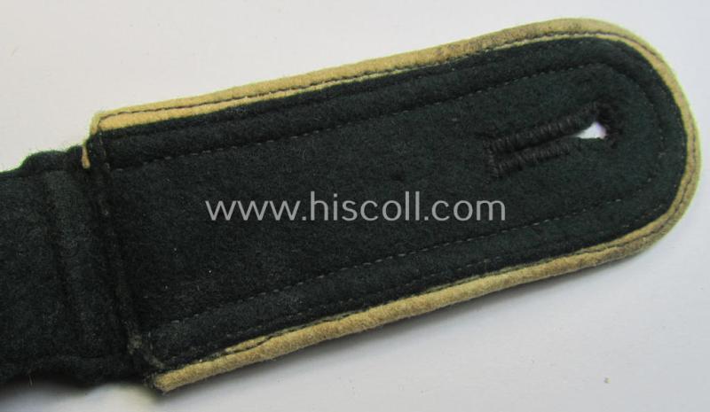 Single, early-war-period so-called: 'M36 o. M40'-pattern WH (Heeres) NCO-type shoulderstrap as piped in the white-coloured branchcolour as was intended for usage by an: 'Unteroffizier der Infanterie-Truppen'